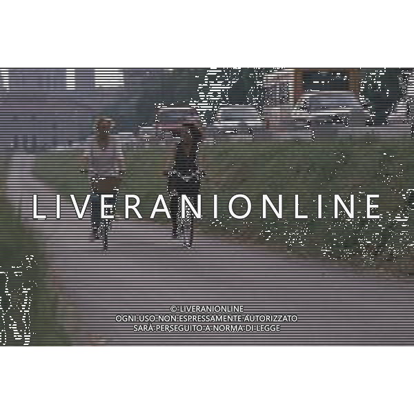 DIAP-RETROSPETTIVA MARA VENIER ATTIRCE E PRESENTATRICE TELEVISIVA NELLA FOTO MARA VENIER CON CATERINA SILOS LABINI SUL SET DEL FILM“IL GOAL DI MARTIN PESCATORE “NELL\'ANNO 1997 AG ALDO LIVERANI SAS