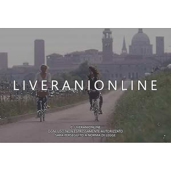 DIAP-RETROSPETTIVA MARA VENIER ATTIRCE E PRESENTATRICE TELEVISIVA NELLA FOTO MARA VENIER CON CATERINA SILOS LABINI SUL SET DEL FILM“IL GOAL DI MARTIN PESCATORE “NELL\'ANNO 1997 AG ALDO LIVERANI SAS