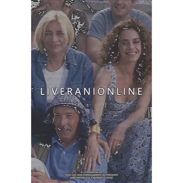 DIAP-RETROSPETTIVA MARA VENIER ATTIRCE E PRESENTATRICE TELEVISIVA NELLA FOTO MARA VENIER CON CATERINA SILOS LABINI SUL SET DEL FILM“IL GOAL DI MARTIN PESCATORE “NELL\'ANNO 1997 AG ALDO LIVERANI SAS