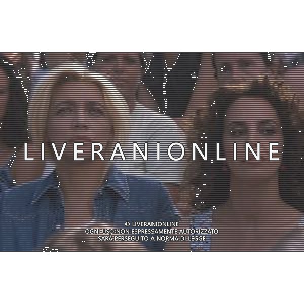 DIAP-RETROSPETTIVA MARA VENIER ATTIRCE E PRESENTATRICE TELEVISIVA NELLA FOTO MARA VENIER CON CATERINA SILOS LABINI SUL SET DEL FILM“IL GOAL DI MARTIN PESCATORE “NELL\'ANNO 1997 AG ALDO LIVERANI SAS