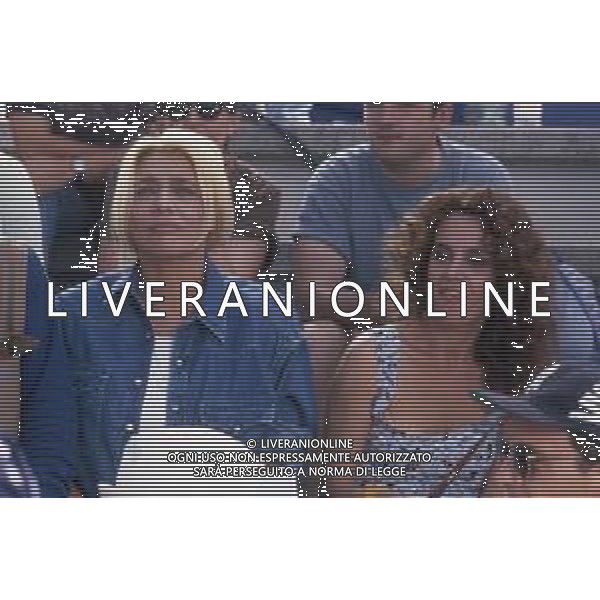 DIAP-RETROSPETTIVA MARA VENIER ATTIRCE E PRESENTATRICE TELEVISIVA NELLA FOTO MARA VENIER CON CATERINA SILOS LABINI SUL SET DEL FILM“IL GOAL DI MARTIN PESCATORE “NELL\'ANNO 1997 AG ALDO LIVERANI SAS
