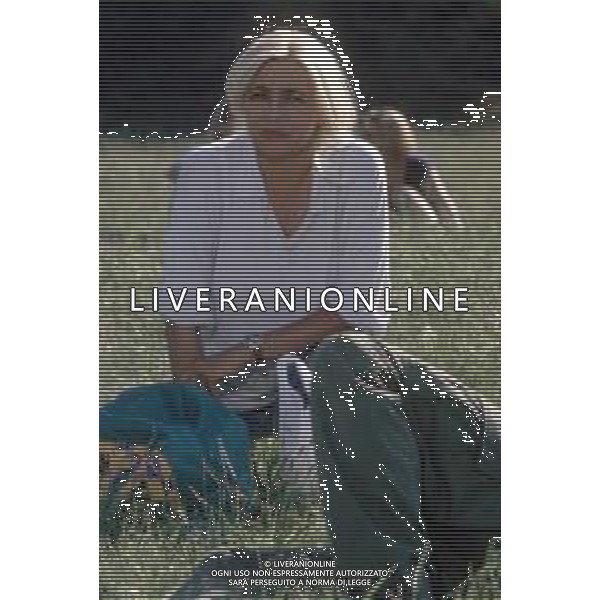 DIAP-RETROSPETTIVA MARA VENIER ATTIRCE E PRESENTATRICE TELEVISIVA NELLA FOTO MARA VENIER SUL SET DEL FILM“IL GOAL DI MARTIN PESCATORE “NELL\'ANNO 1997 AG ALDO LIVERANI SAS