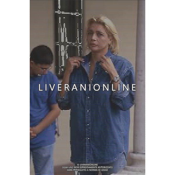 DIAP-RETROSPETTIVA MARA VENIER ATTIRCE E PRESENTATRICE TELEVISIVA NELLA FOTO MARA VENIER SUL SET DEL FILM“IL GOAL DI MARTIN PESCATORE “NELL\'ANNO 1997 AG ALDO LIVERANI SAS