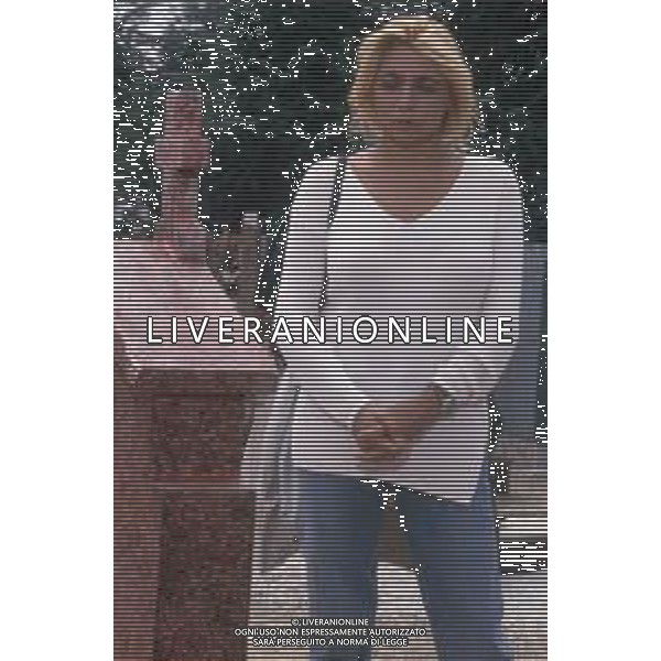 DIAP-RETROSPETTIVA MARA VENIER ATTIRCE E PRESENTATRICE TELEVISIVA NELLA FOTO MARA VENIER SUL SET DEL FILM“IL GOAL DI MARTIN PESCATORE “NELL\'ANNO 1997 AG ALDO LIVERANI SAS