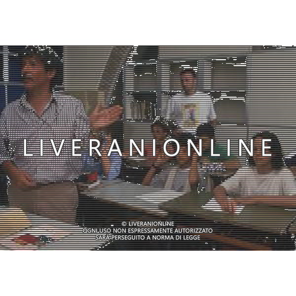 DIAP-RETROSPETTIVA MARA VENIER ATTIRCE E PRESENTATRICE TELEVISIVA NELLA FOTO IL REGISTA RUGGERO MITI SUL SET DEL FILM“IL GOAL DI MARTIN PESCATORE “NELL\'ANNO 1997 AG ALDO LIVERANI SAS