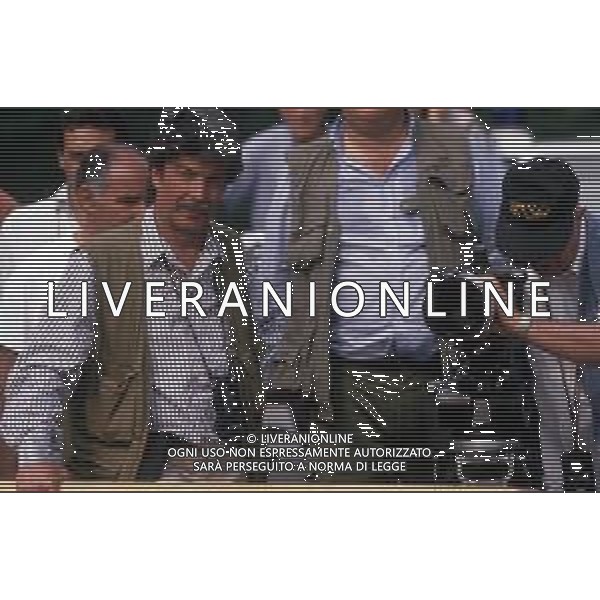DIAP-RETROSPETTIVA MARA VENIER ATTIRCE E PRESENTATRICE TELEVISIVA NELLA FOTO IL REGISTA RUGGERO MITI SUL SET DEL FILM“IL GOAL DI MARTIN PESCATORE “NELL\'ANNO 1997 AG ALDO LIVERANI SAS