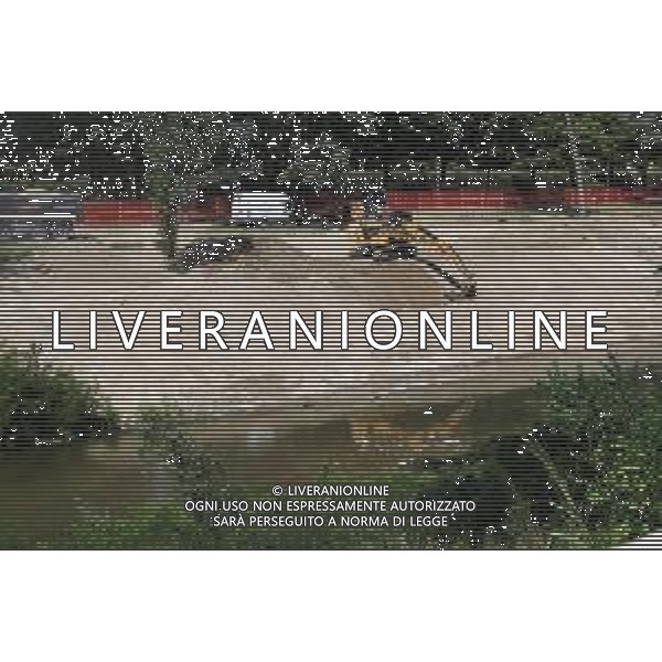 IMOLA 11 08 2025 LUNGOFIUME ALTEZZA AUTODROMO ENZO E DINO FERRARI. LAVORI DI messa in sicurezza del tratto urbano del Lungofiume, che si estende dal ponte della Tosa fino a quello della ferrovia CON I FONDI EUROPEI PNRR NELLA FOTO LINGOFIUME DI SANTERNO ALTEZZA AUTODROMO ©SANNA - AGENZIA ALDO LIVERANI SAS