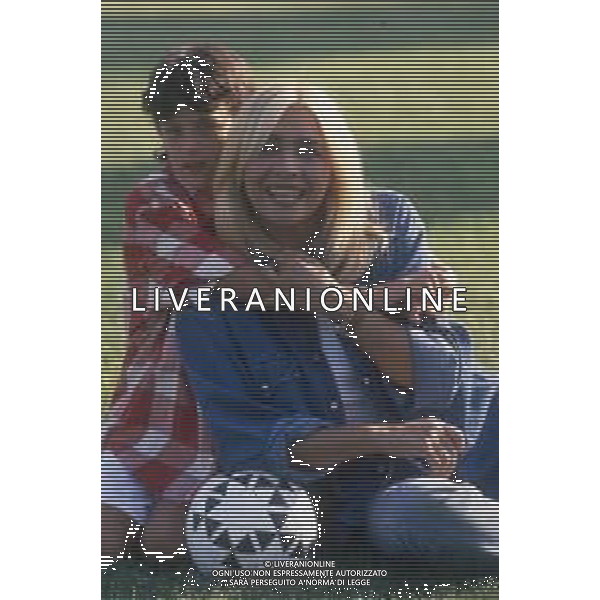 DIAP-RETROSPETTIVA MARA VENIER ATTIRCE E PRESENTATRICE TELEVISIVA NELLA FOTO MARA VENIER CON LORENZO DE ANGELIS SUL SET DEL FILM “IL GOAL DEL MARTN PESCATORE “ AG ALDO LIVERANI SAS 