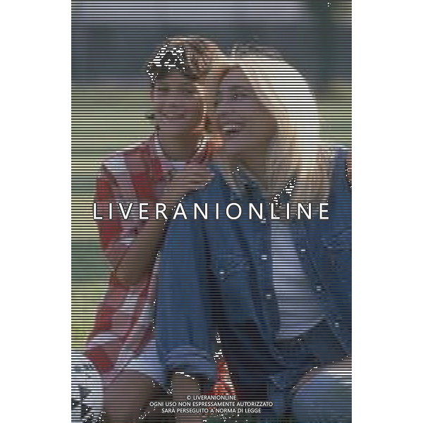 DIAP-RETROSPETTIVA MARA VENIER ATTIRCE E PRESENTATRICE TELEVISIVA NELLA FOTO MARA VENIER CON LORENZO DE ANGELIS SUL SET DEL FILM “IL GOAL DEL MARTN PESCATORE “ AG ALDO LIVERANI SAS 