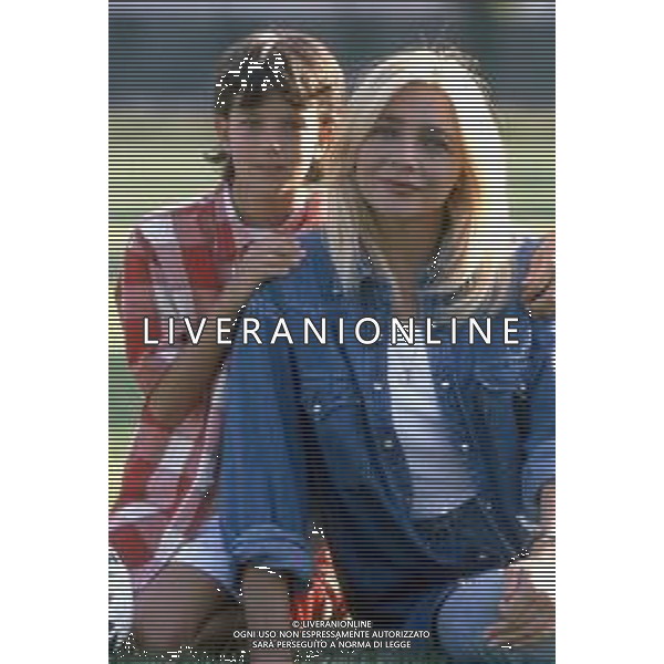 DIAP-RETROSPETTIVA MARA VENIER ATTIRCE E PRESENTATRICE TELEVISIVA NELLA FOTO MARA VENIER CON LORENZO DE ANGELIS SUL SET DEL FILM “IL GOAL DEL MARTN PESCATORE “ AG ALDO LIVERANI SAS 