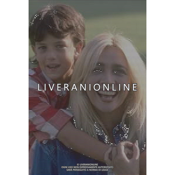 DIAP-RETROSPETTIVA MARA VENIER ATTIRCE E PRESENTATRICE TELEVISIVA NELLA FOTO MARA VENIER CON LORENZO DE ANGELIS SUL SET DEL FILM “IL GOAL DEL MARTN PESCATORE “ AG ALDO LIVERANI SAS 