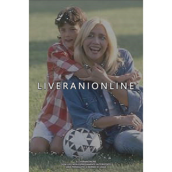DIAP-RETROSPETTIVA MARA VENIER ATTIRCE E PRESENTATRICE TELEVISIVA NELLA FOTO MARA VENIER CON LORENZO DE ANGELIS SUL SET DEL FILM “IL GOAL DEL MARTN PESCATORE “ AG ALDO LIVERANI SAS 