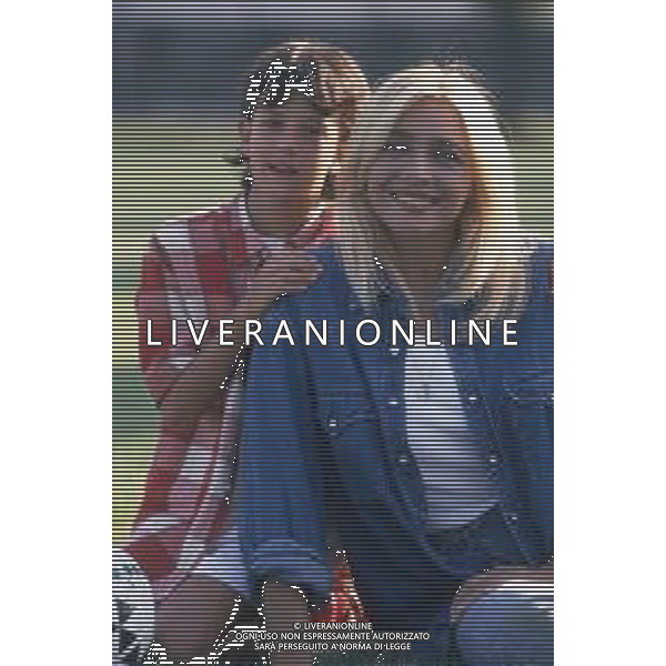 DIAP-RETROSPETTIVA MARA VENIER ATTIRCE E PRESENTATRICE TELEVISIVA NELLA FOTO MARA VENIER CON LORENZO DE ANGELIS SUL SET DEL FILM “IL GOAL DEL MARTN PESCATORE “ AG ALDO LIVERANI SAS 