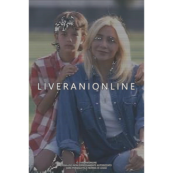 DIAP-RETROSPETTIVA MARA VENIER ATTIRCE E PRESENTATRICE TELEVISIVA NELLA FOTO MARA VENIER CON LORENZO DE ANGELIS SUL SET DEL FILM “IL GOAL DEL MARTN PESCATORE “ AG ALDO LIVERANI SAS 