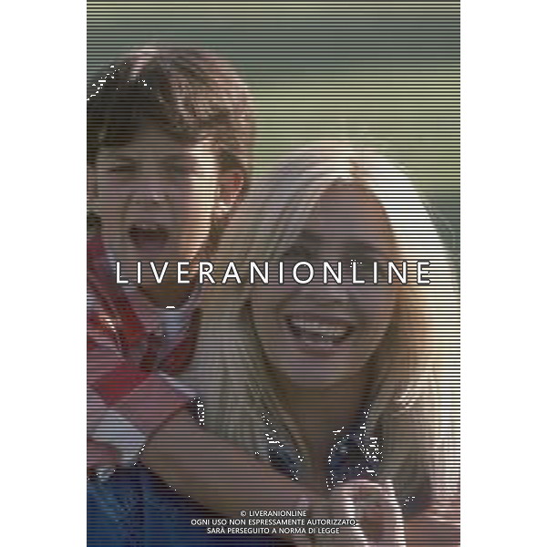 DIAP-RETROSPETTIVA MARA VENIER ATTIRCE E PRESENTATRICE TELEVISIVA NELLA FOTO MARA VENIER CON LORENZO DE ANGELIS SUL SET DEL FILM “IL GOAL DEL MARTN PESCATORE “ AG ALDO LIVERANI SAS 