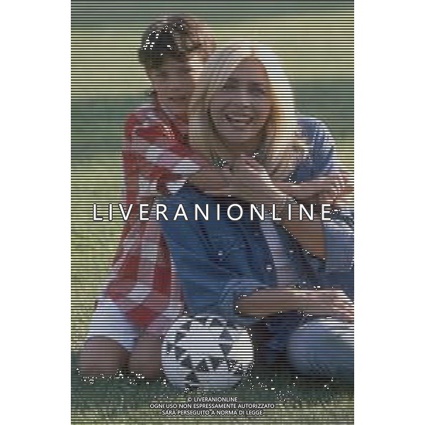 DIAP-RETROSPETTIVA MARA VENIER ATTIRCE E PRESENTATRICE TELEVISIVA NELLA FOTO MARA VENIER CON LORENZO DE ANGELIS SUL SET DEL FILM “IL GOAL DEL MARTN PESCATORE “ AG ALDO LIVERANI SAS 