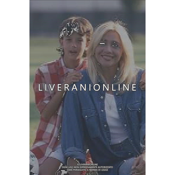 DIAP-RETROSPETTIVA MARA VENIER ATTIRCE E PRESENTATRICE TELEVISIVA NELLA FOTO MARA VENIER CON LORENZO DE ANGELIS SUL SET DEL FILM “IL GOAL DEL MARTN PESCATORE “ AG ALDO LIVERANI SAS 