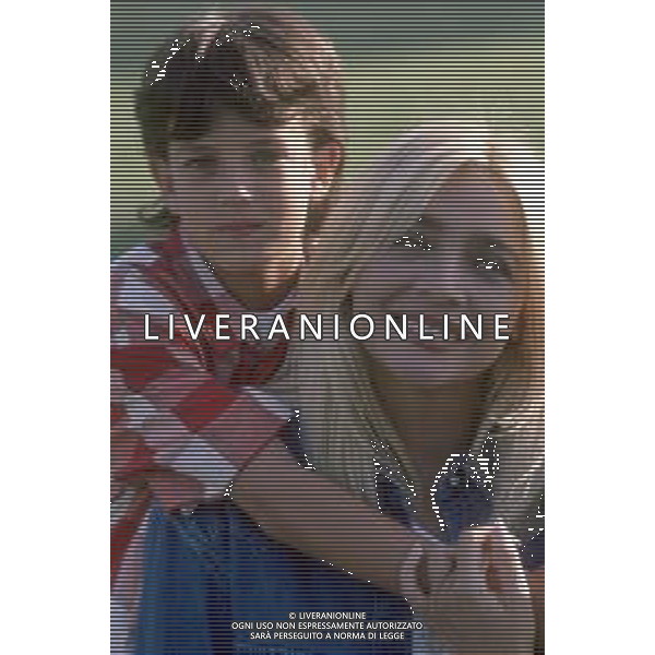 DIAP-RETROSPETTIVA MARA VENIER ATTIRCE E PRESENTATRICE TELEVISIVA NELLA FOTO MARA VENIER CON LORENZO DE ANGELIS SUL SET DEL FILM “IL GOAL DEL MARTN PESCATORE “ AG ALDO LIVERANI SAS 