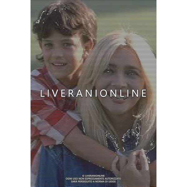 DIAP-RETROSPETTIVA MARA VENIER ATTIRCE E PRESENTATRICE TELEVISIVA NELLA FOTO MARA VENIER CON LORENZO DE ANGELIS SUL SET DEL FILM “IL GOAL DEL MARTN PESCATORE “ AG ALDO LIVERANI SAS 