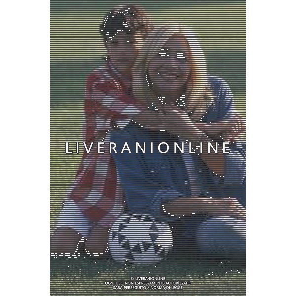 DIAP-RETROSPETTIVA MARA VENIER ATTIRCE E PRESENTATRICE TELEVISIVA NELLA FOTO MARA VENIER CON LORENZO DE ANGELIS SUL SET DEL FILM “IL GOAL DEL MARTN PESCATORE “ AG ALDO LIVERANI SAS 