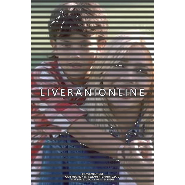 DIAP-RETROSPETTIVA MARA VENIER ATTIRCE E PRESENTATRICE TELEVISIVA NELLA FOTO MARA VENIER CON LORENZO DE ANGELIS SUL SET DEL FILM “IL GOAL DEL MARTN PESCATORE “ AG ALDO LIVERANI SAS 