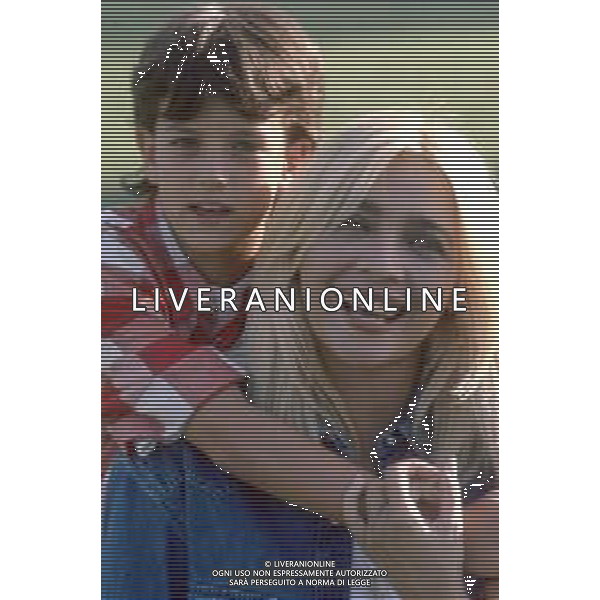 DIAP-RETROSPETTIVA MARA VENIER ATTIRCE E PRESENTATRICE TELEVISIVA NELLA FOTO MARA VENIER CON LORENZO DE ANGELIS SUL SET DEL FILM “IL GOAL DEL MARTN PESCATORE “ AG ALDO LIVERANI SAS 