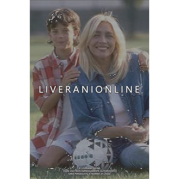 DIAP-RETROSPETTIVA MARA VENIER ATTIRCE E PRESENTATRICE TELEVISIVA NELLA FOTO MARA VENIER CON LORENZO DE ANGELIS SUL SET DEL FILM “IL GOAL DEL MARTN PESCATORE “ AG ALDO LIVERANI SAS 
