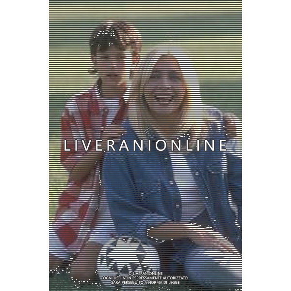 DIAP-RETROSPETTIVA MARA VENIER ATTIRCE E PRESENTATRICE TELEVISIVA NELLA FOTO MARA VENIER CON LORENZO DE ANGELIS SUL SET DEL FILM “IL GOAL DEL MARTN PESCATORE “ AG ALDO LIVERANI SAS 