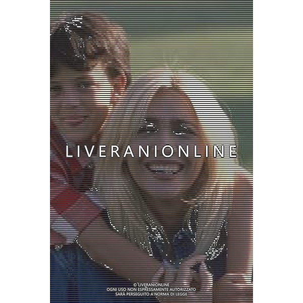 DIAP-RETROSPETTIVA MARA VENIER ATTIRCE E PRESENTATRICE TELEVISIVA NELLA FOTO MARA VENIER CON LORENZO DE ANGELIS SUL SET DEL FILM “IL GOAL DEL MARTN PESCATORE “ AG ALDO LIVERANI SAS 