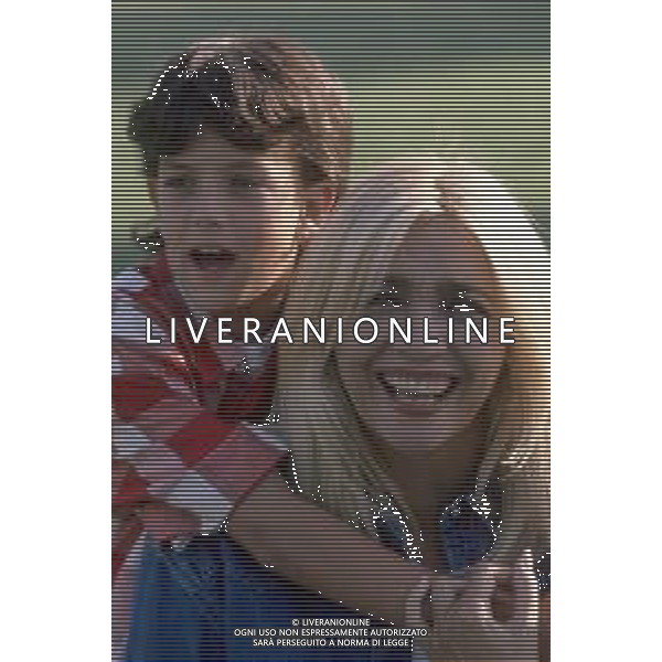DIAP-RETROSPETTIVA MARA VENIER ATTIRCE E PRESENTATRICE TELEVISIVA NELLA FOTO MARA VENIER CON LORENZO DE ANGELIS SUL SET DEL FILM “IL GOAL DEL MARTN PESCATORE “ AG ALDO LIVERANI SAS 
