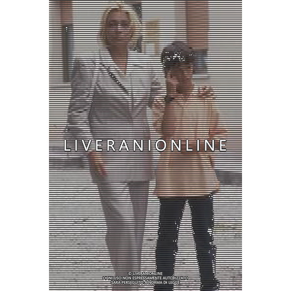 DIAP-RETROSPETTIVA MARA VENIER ATTIRCE E PRESENTATRICE TELEVISIVA NELLA FOTO MARA VENIER CON LORENZO DE ANGELIS SUL SET DEL FILM “IL GOAL DEL MARTN PESCATORE “ AG ALDO LIVERANI SAS 