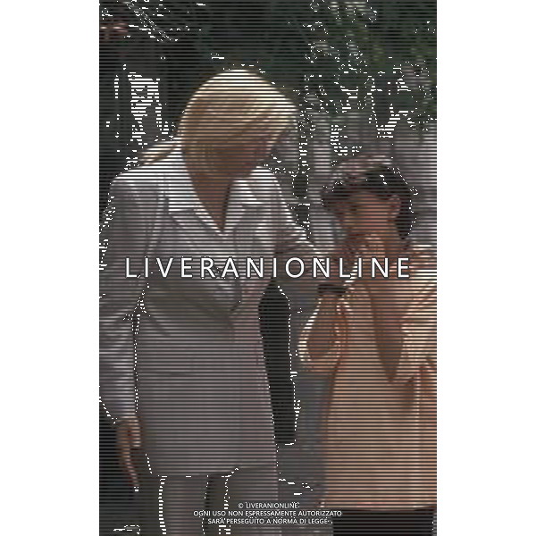 DIAP-RETROSPETTIVA MARA VENIER ATTIRCE E PRESENTATRICE TELEVISIVA NELLA FOTO MARA VENIER CON LORENZO DE ANGELIS SUL SET DEL FILM “IL GOAL DEL MARTN PESCATORE “ AG ALDO LIVERANI SAS 