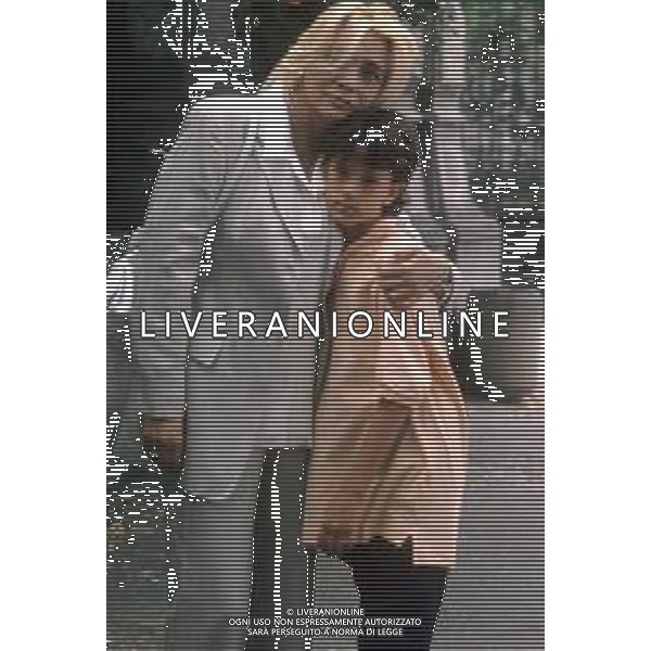 DIAP-RETROSPETTIVA MARA VENIER ATTIRCE E PRESENTATRICE TELEVISIVA NELLA FOTO MARA VENIER CON LORENZO DE ANGELIS SUL SET DEL FILM “IL GOAL DEL MARTN PESCATORE “ AG ALDO LIVERANI SAS 