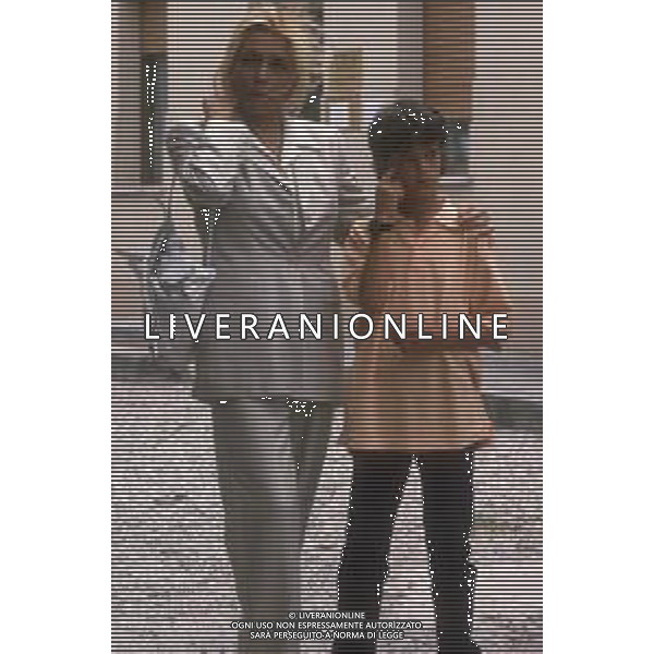 DIAP-RETROSPETTIVA MARA VENIER ATTIRCE E PRESENTATRICE TELEVISIVA NELLA FOTO MARA VENIER CON LORENZO DE ANGELIS SUL SET DEL FILM “IL GOAL DEL MARTN PESCATORE “ AG ALDO LIVERANI SAS 