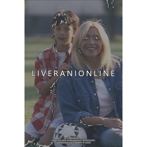 DIAP-RETROSPETTIVA MARA VENIER ATTIRCE E PRESENTATRICE TELEVISIVA NELLA FOTO MARA VENIER CON LORENZO DE ANGELIS SUL SET DEL FILM “IL GOAL DEL MARTN PESCATORE “ AG ALDO LIVERANI SAS 