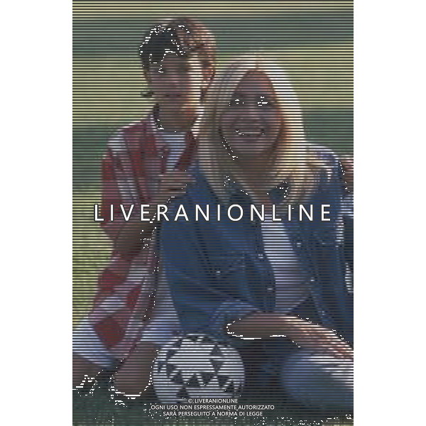 DIAP-RETROSPETTIVA MARA VENIER ATTIRCE E PRESENTATRICE TELEVISIVA NELLA FOTO MARA VENIER CON LORENZO DE ANGELIS SUL SET DEL FILM “IL GOAL DEL MARTN PESCATORE “ AG ALDO LIVERANI SAS 