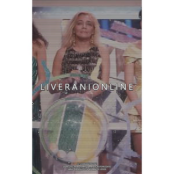 DIAP-RETROSPETTIVA MARA VENIER ATTIRCE E PRESENTATRICE TELEVISIVA NELLA FOTO MARA VENIER NELLA TRASMISSIONE TELEVISIVA “UNA ROTONDA SUL MARE“NELL\'ANNO 1990 AG ALDO LIVERANI SAS 