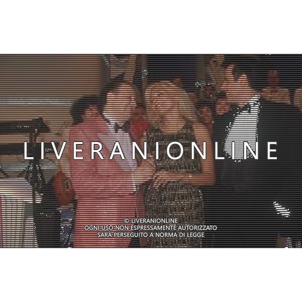 DIAP-RETROSPETTIVA MARA VENIER ATTIRCE E PRESENTATRICE TELEVISIVA NELLA FOTO MARA VENIER NELLA TRASMISSIONE TELEVISIVA “UNA ROTONDA SUL MARE“NELL\'ANNO 1990 CN MASSIMO BOLDI E TEO TEOCOLI AG ALDO LIVERANI SAS  