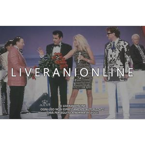 DIAP-RETROSPETTIVA MARA VENIER ATTIRCE E PRESENTATRICE TELEVISIVA NELLA FOTO MARA VENIER NELLA TRASMISSIONE TELEVISIVA “UNA ROTONDA SUL MARE“NELL\'ANNO 1990 CN MASSIMO BOLDI TEO TEOCOLI E RED RONNIE AG ALDO LIVERANI SAS 