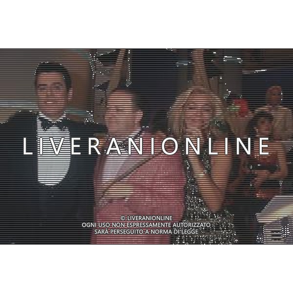 DIAP-RETROSPETTIVA MARA VENIER ATTIRCE E PRESENTATRICE TELEVISIVA NELLA FOTO MARA VENIER NELLA TRASMISSIONE TELEVISIVA “UNA ROTONDA SUL MARE“NELL\'ANNO 1990 CN MASSIMO BOLDI E TEO TEOCOLI AG ALDO LIVERANI SAS 