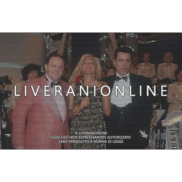 DIAP-RETROSPETTIVA MARA VENIER ATTIRCE E PRESENTATRICE TELEVISIVA NELLA FOTO MARA VENIER NELLA TRASMISSIONE TELEVISIVA “UNA ROTONDA SUL MARE“NELL\'ANNO 1990 CN MASSIMO BOLDI E TEO TEOCOLI AG ALDO LIVERANI SAS 