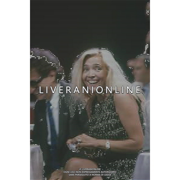DIAP-RETROSPETTIVA MARA VENIER ATTIRCE E PRESENTATRICE TELEVISIVA NELLA FOTO MARA VENIER NELLA TRASMISSIONE TELEVISIVA “UNA ROTONDA SUL MARE“NELL\'ANNO 1990 AG ALDO LIVERANI SAS 
