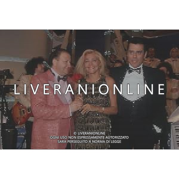 DIAP-RETROSPETTIVA MARA VENIER ATTIRCE E PRESENTATRICE TELEVISIVA NELLA FOTO MARA VENIER NELLA TRASMISSIONE TELEVISIVA “UNA ROTONDA SUL MARE“NELL\'ANNO 1990 CN MASSIMO BOLDI E TEO TEOCOLI AG ALDO LIVERANI SAS 