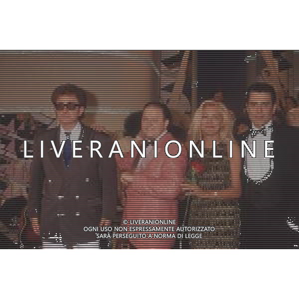 DIAP-RETROSPETTIVA MARA VENIER ATTIRCE E PRESENTATRICE TELEVISIVA NELLA FOTO MARA VENIER NELLA TRASMISSIONE TELEVISIVA “UNA ROTONDA SUL MARE“NELL\'ANNO 1990 CN MASSIMO BOLDI TEO TEOCOLI E RED RONNIE AG ALDO LIVERANI SAS 