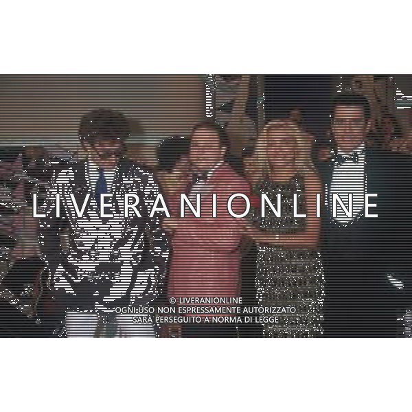 DIAP-RETROSPETTIVA MARA VENIER ATTIRCE E PRESENTATRICE TELEVISIVA NELLA FOTO MARA VENIER NELLA TRASMISSIONE TELEVISIVA “UNA ROTONDA SUL MARE“NELL\'ANNO 1990 CN MASSIMO BOLDI TEO TEOCOLI E RED RONNIE AG ALDO LIVERANI SAS 