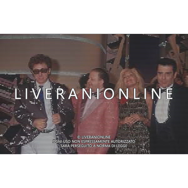 DIAP-RETROSPETTIVA MARA VENIER ATTIRCE E PRESENTATRICE TELEVISIVA NELLA FOTO MARA VENIER NELLA TRASMISSIONE TELEVISIVA “UNA ROTONDA SUL MARE“NELL\'ANNO 1990 CN MASSIMO BOLDI TEO TEOCOLI E RED RONNIE AG ALDO LIVERANI SAS 