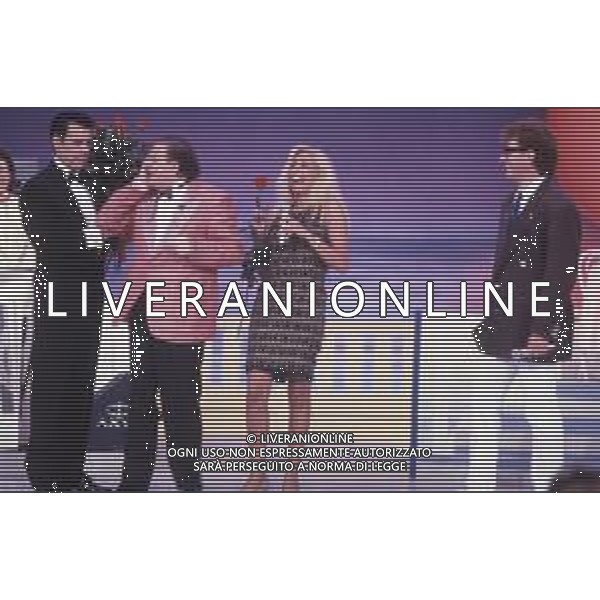 DIAP-RETROSPETTIVA MARA VENIER ATTIRCE E PRESENTATRICE TELEVISIVA NELLA FOTO MARA VENIER NELLA TRASMISSIONE TELEVISIVA “UNA ROTONDA SUL MARE“NELL\'ANNO 1990 CN MASSIMO BOLDI TEO TEOCOLI E RED RONNIE AG ALDO LIVERANI SAS 