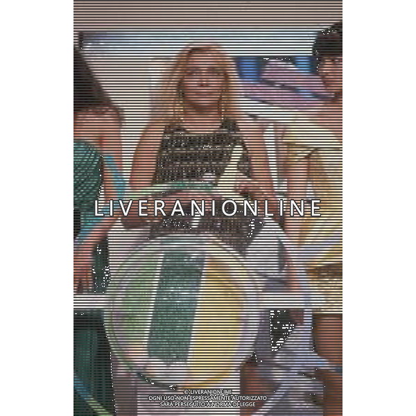 DIAP-RETROSPETTIVA MARA VENIER ATTIRCE E PRESENTATRICE TELEVISIVA NELLA FOTO MARA VENIER NELLA TRASMISSIONE TELEVISIVA “UNA ROTONDA SUL MARE“NELL\'ANNO 1990 AG ALDO LIVERANI SAS 