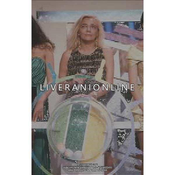 DIAP-RETROSPETTIVA MARA VENIER ATTIRCE E PRESENTATRICE TELEVISIVA NELLA FOTO MARA VENIER NELLA TRASMISSIONE TELEVISIVA “UNA ROTONDA SUL MARE“NELL\'ANNO 1990 AG ALDO LIVERANI SAS 