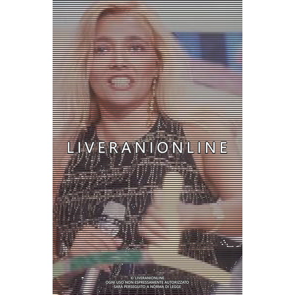 DIAP-RETROSPETTIVA MARA VENIER ATTIRCE E PRESENTATRICE TELEVISIVA NELLA FOTO MARA VENIER NELLA TRASMISSIONE TELEVISIVA “UNA ROTONDA SUL MARE“NELL\'ANNO 1990 AG ALDO LIVERANI SAS 
